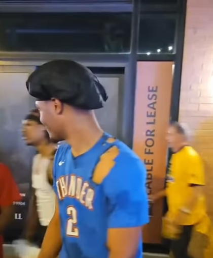 整活儿？雷霆赢下G4后一位雷霆球迷的球衣被步行者球迷撕碎