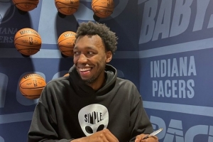 两年合同&amp;第二年球队选项！步行者官推晒怀斯曼签约照