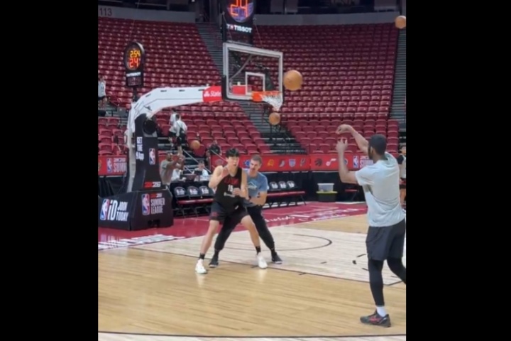 首秀马上开始！斯普利特继续为杨瀚森打磨低位脚步细节