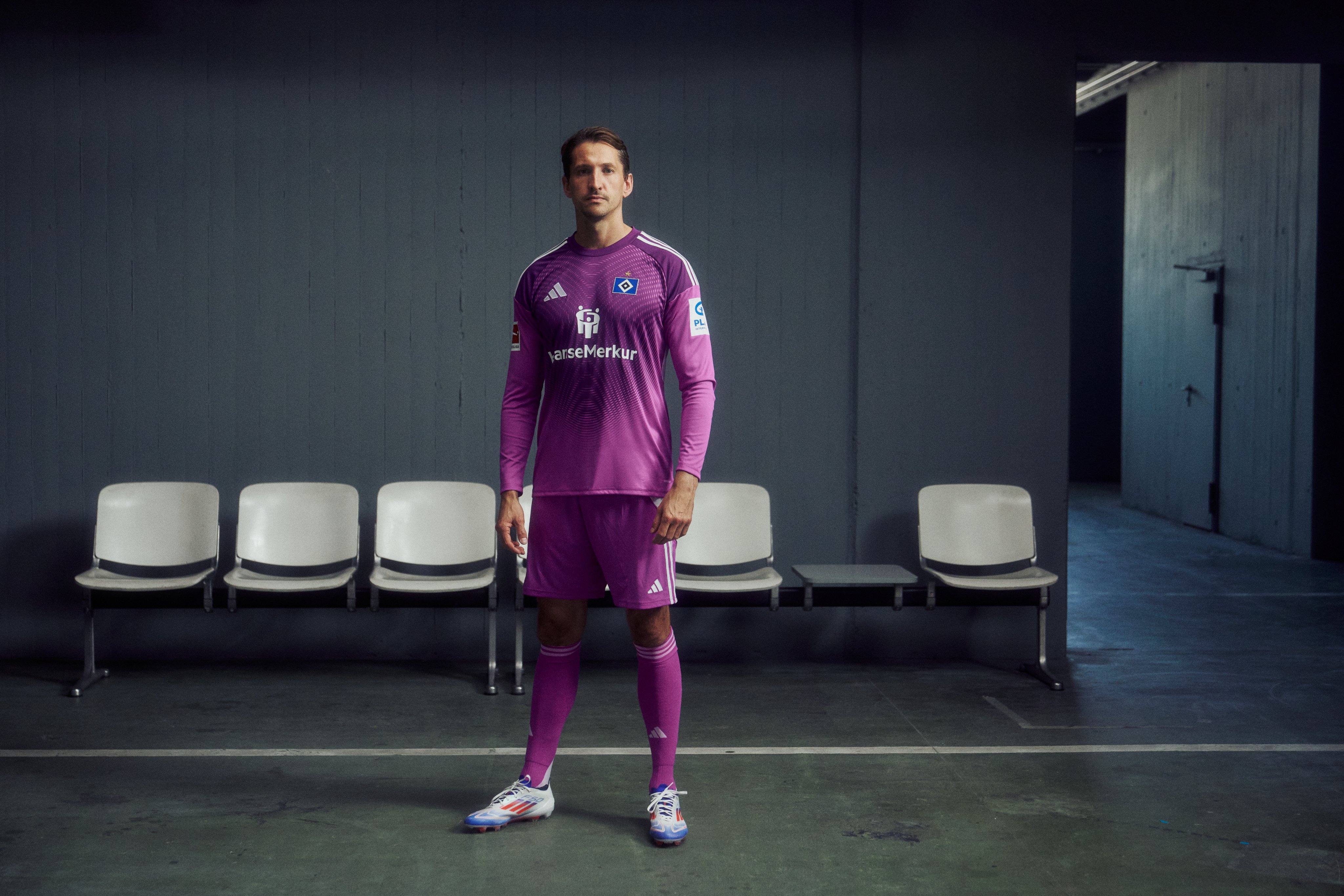 华体会体育-汉堡官宣2025/26赛季球衣，队徽星星时隔七年回归