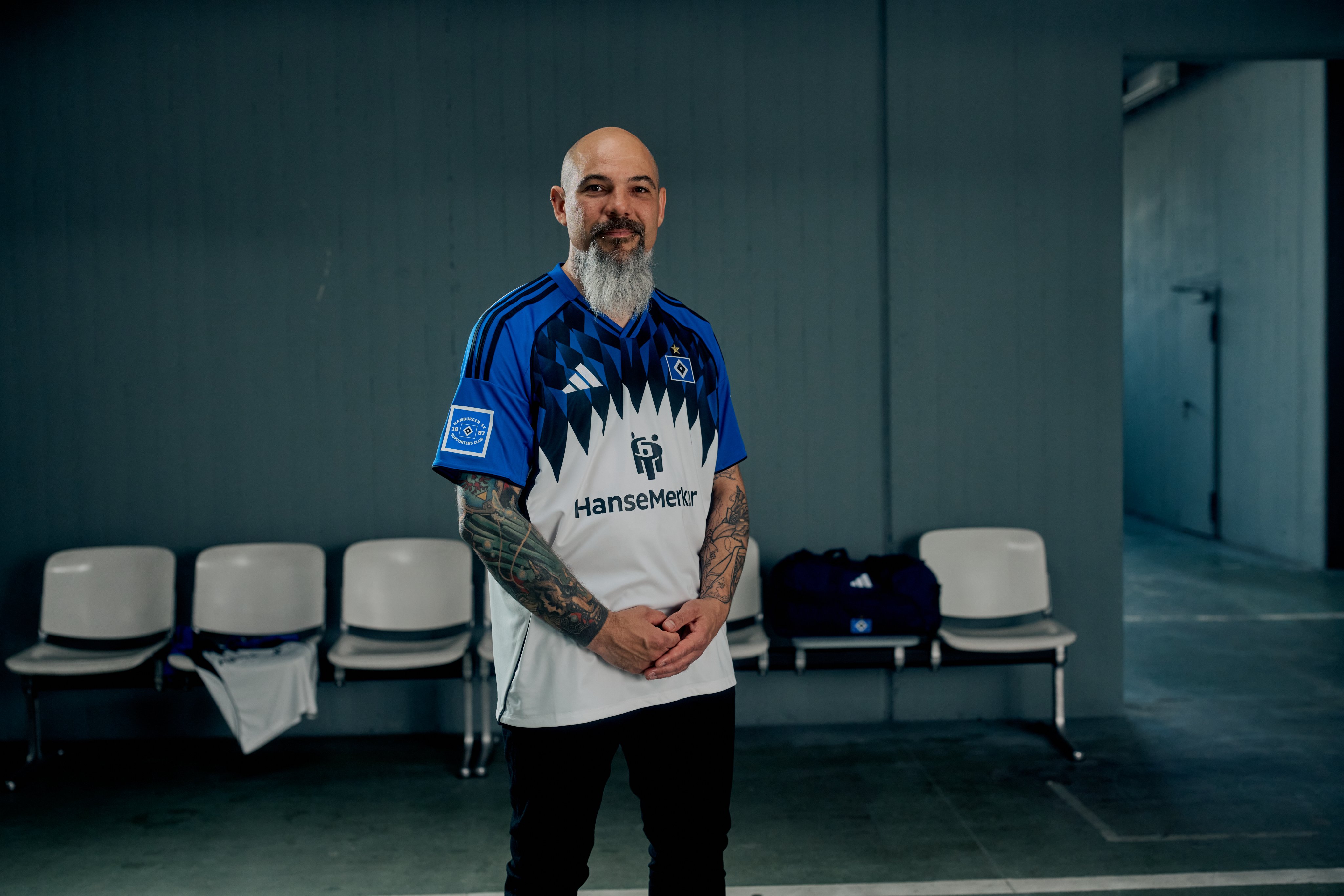 华体会体育-汉堡官宣2025/26赛季球衣，队徽星星时隔七年回归