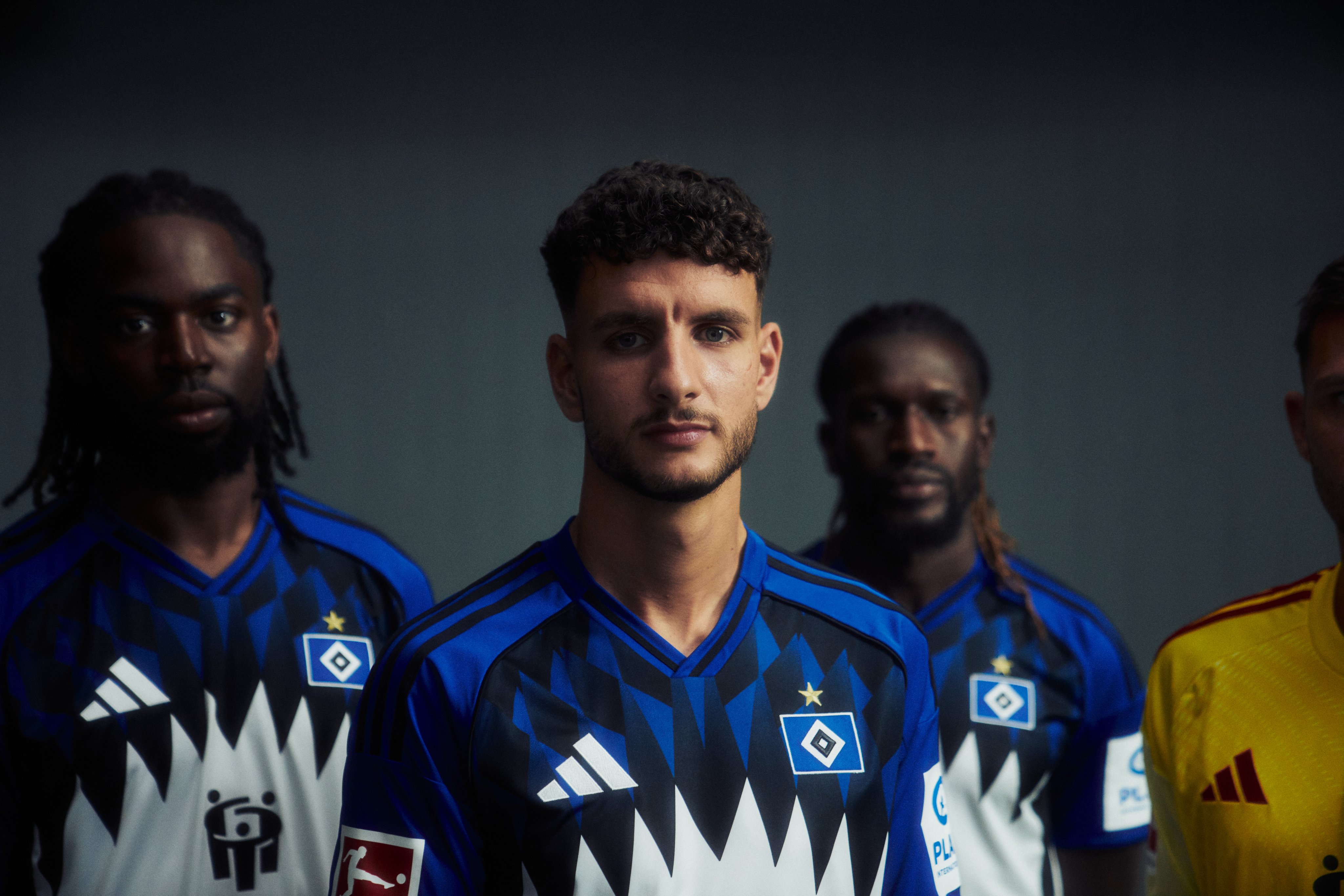 华体会体育-汉堡官宣2025/26赛季球衣，队徽星星时隔七年回归