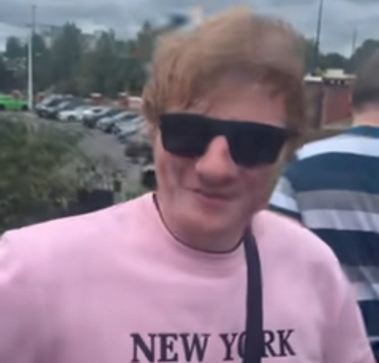 华体会官网-邮报:球迷假扮成歌手黄老板混入老特拉福德看球拍摄,随后被识破