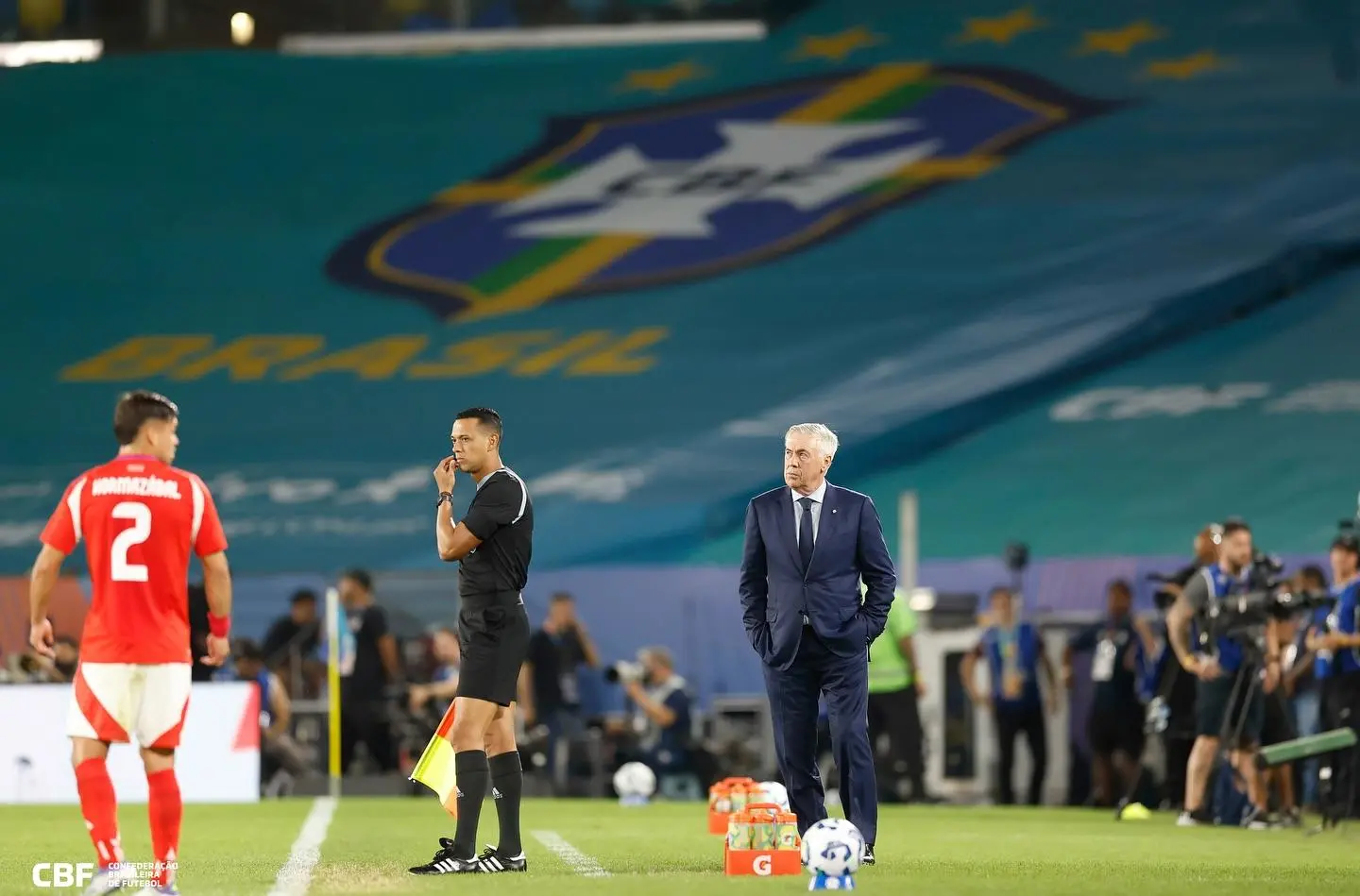 华体会下载-安切洛蒂Ins晒巴西全队大合影：令人难忘的马拉卡纳