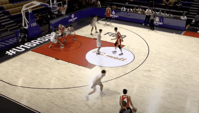 华体会下载-姚盛彬突破遭包夹走步违例，中国U16男篮首节落后新西兰2分