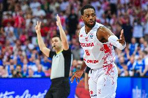 华体会官网-绝对核心！劳埃德17中8轰全场最高28分外加3板1助1断1帽