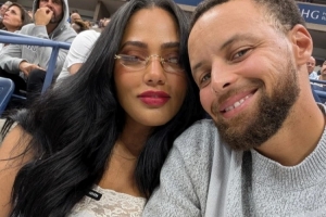 华体会体育-现场撒糖！库里晒与妻子阿耶莎美网观赛照 库爹也出镜！