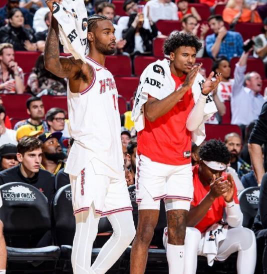 场均11+5，三分命中率超5成！恭喜火箭队，超级射手月底归队助力